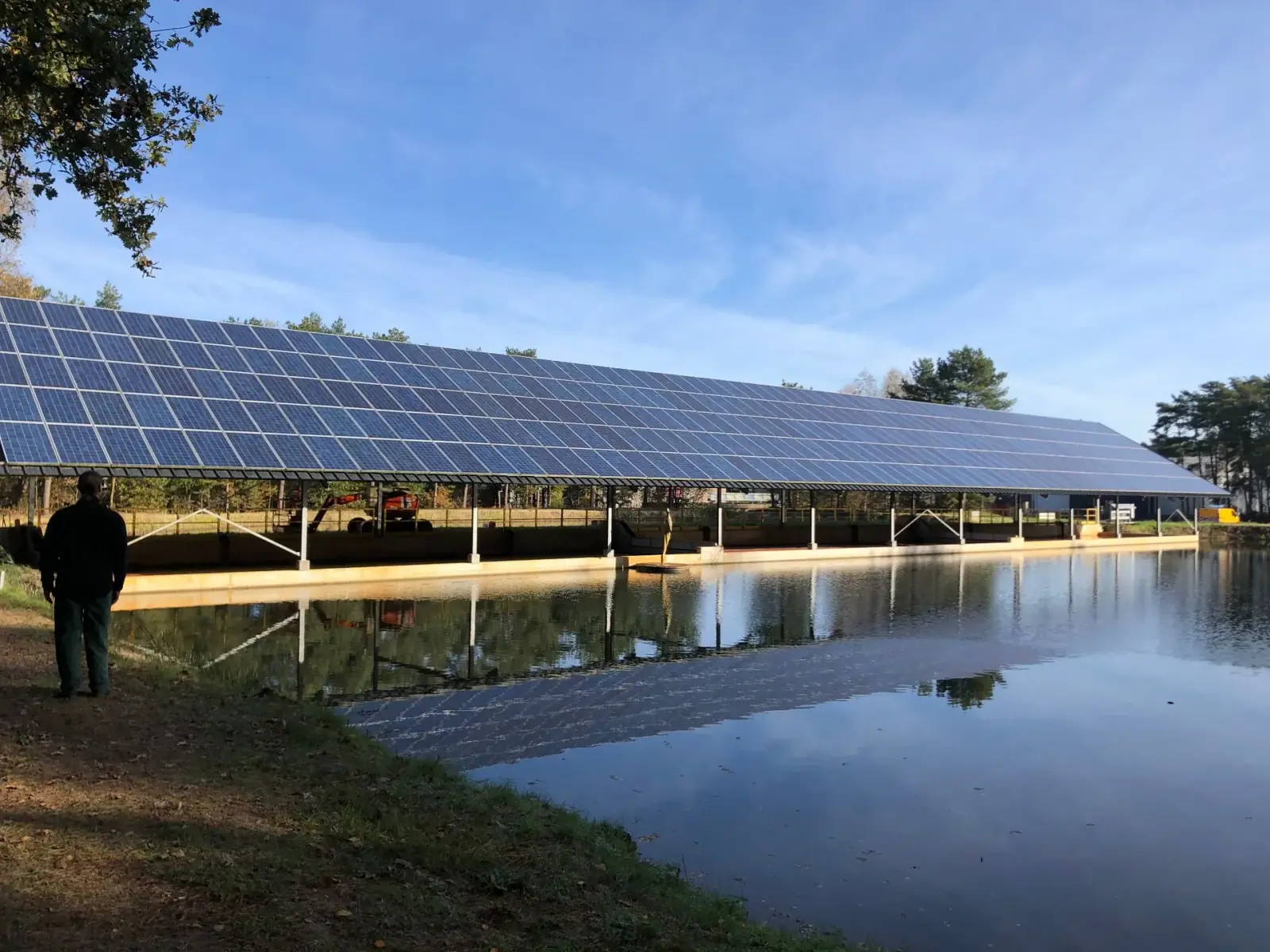 Auvent équipé de panneaux solaires au bord d’un étang