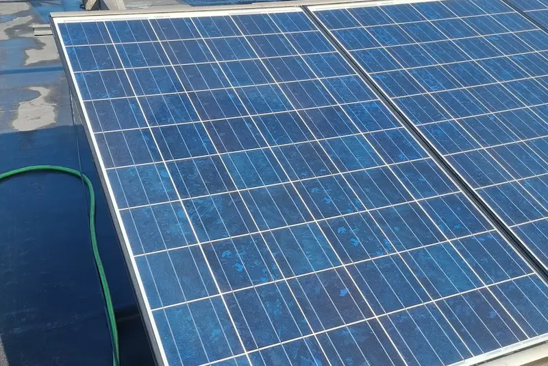 Zonnepanelen op een bedrijfsdak (Na reinigen)