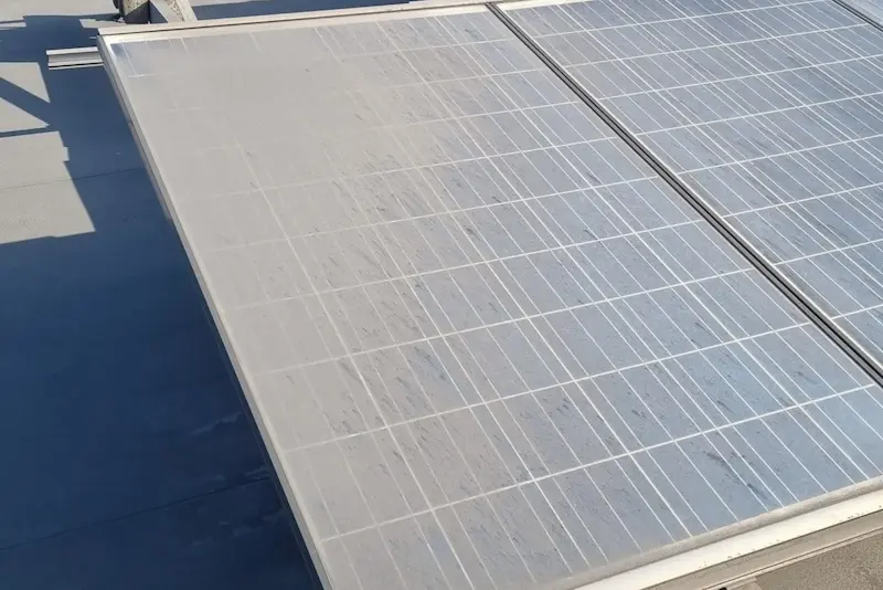 Zonnepanelen op een bedrijfsdak (Voor reinigen)