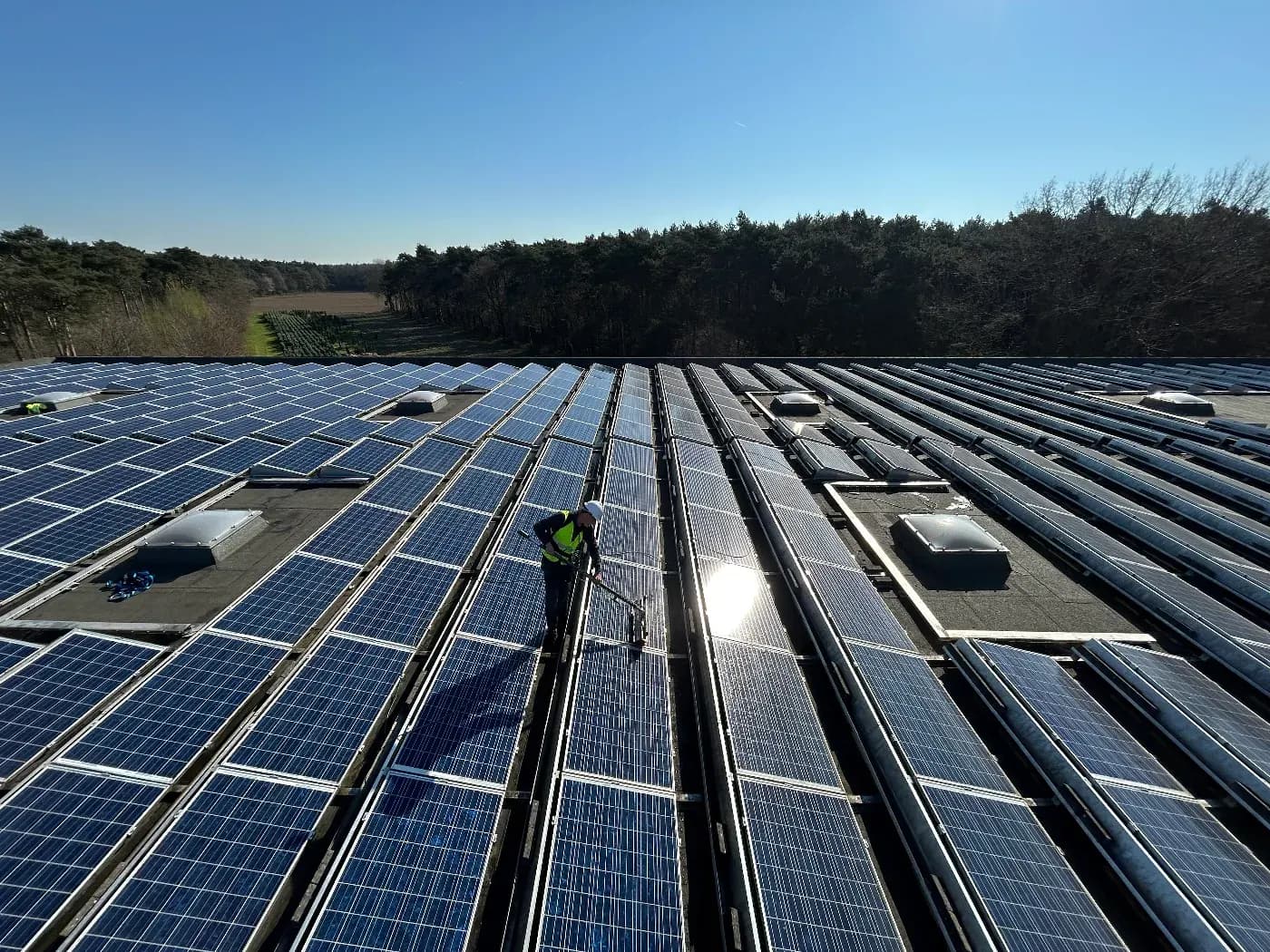 Techniker auf einer großen PV-Dachanlage