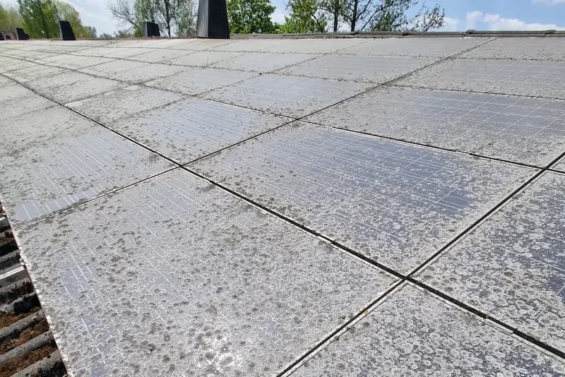 Vervuilde zonnepanelen (Voor reinigen)