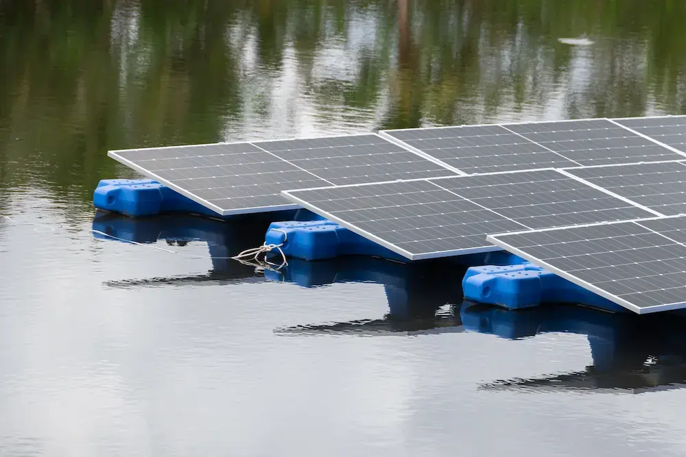 Schwimmende Solarmodule auf dem Wasser