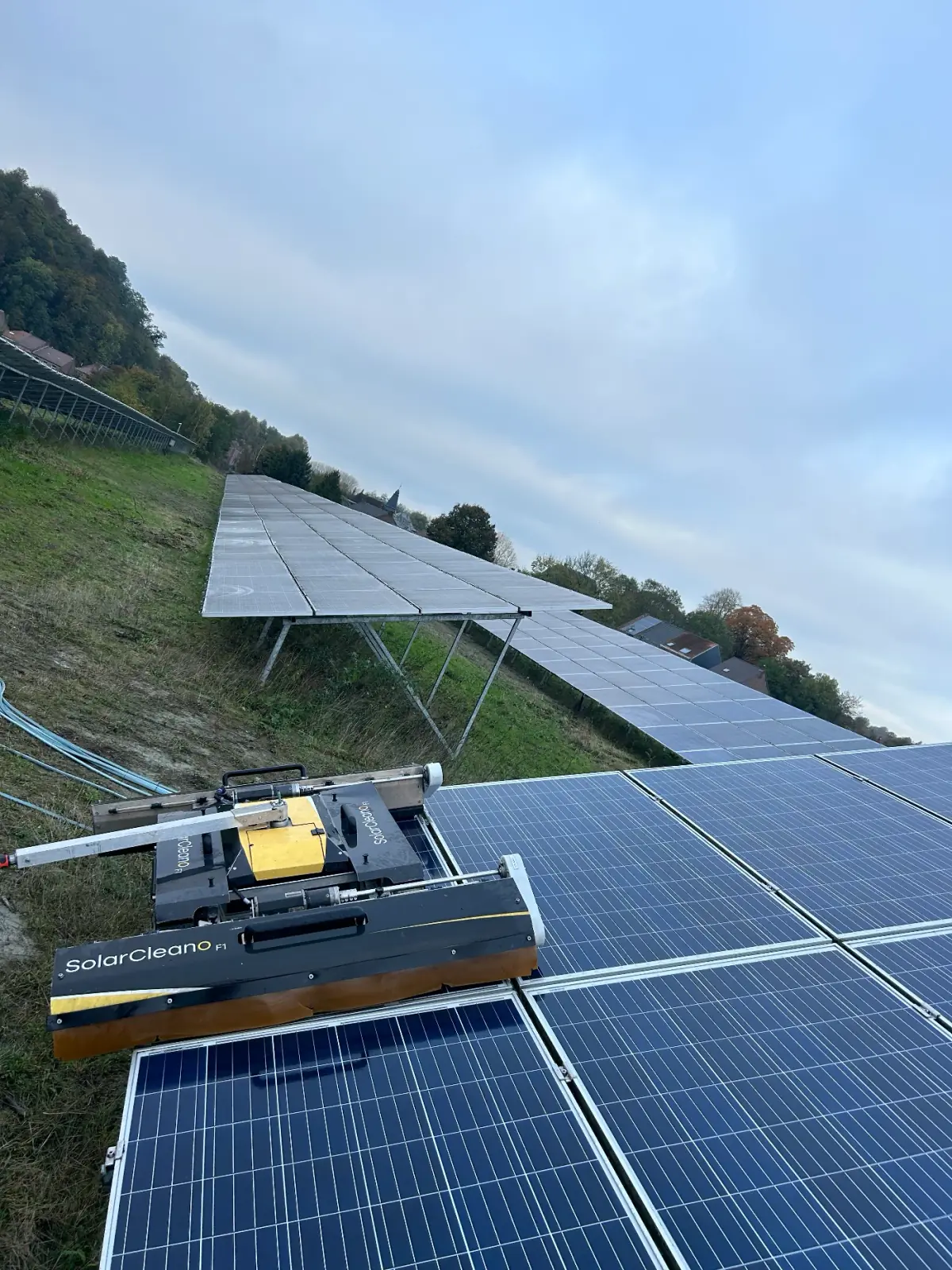 Robot de nettoyage sur une installation solaire au sol inclinée