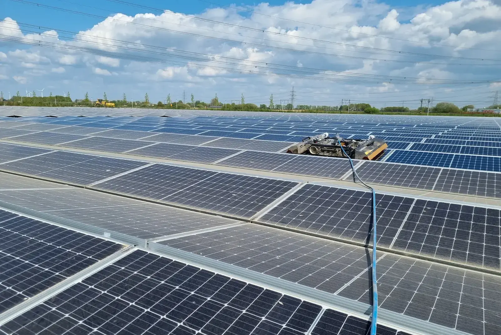 Robot de nettoyage Solarco sur un vaste parc solaire
