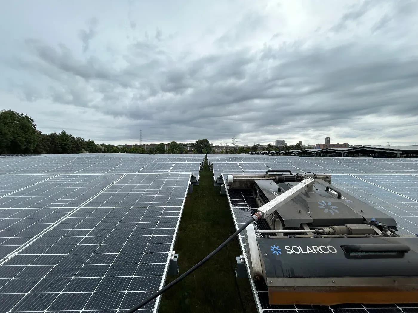 Reinigingsrobot van Solarco op een rij grondgebonden zonnepanelen in een zonnepark