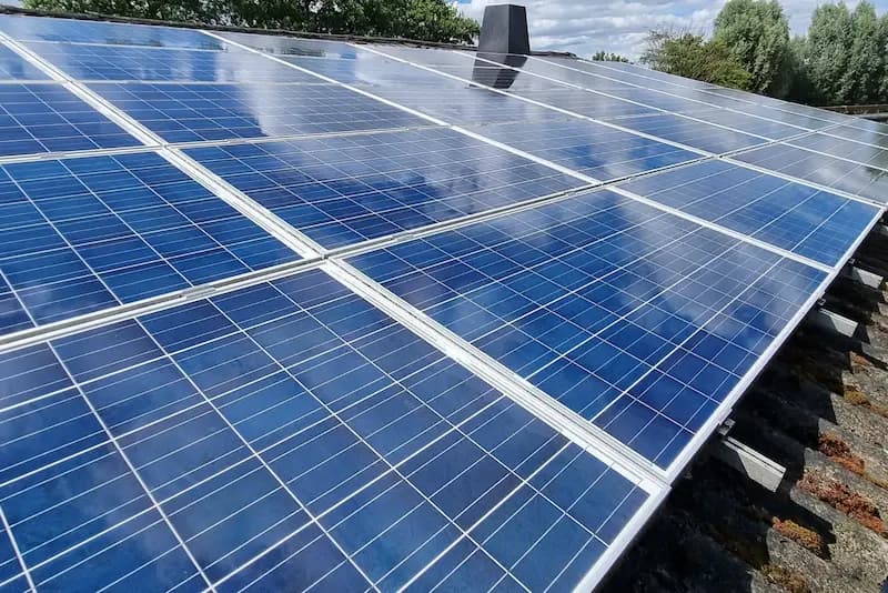 Zonnepanelen op een dak (Na reinigen)