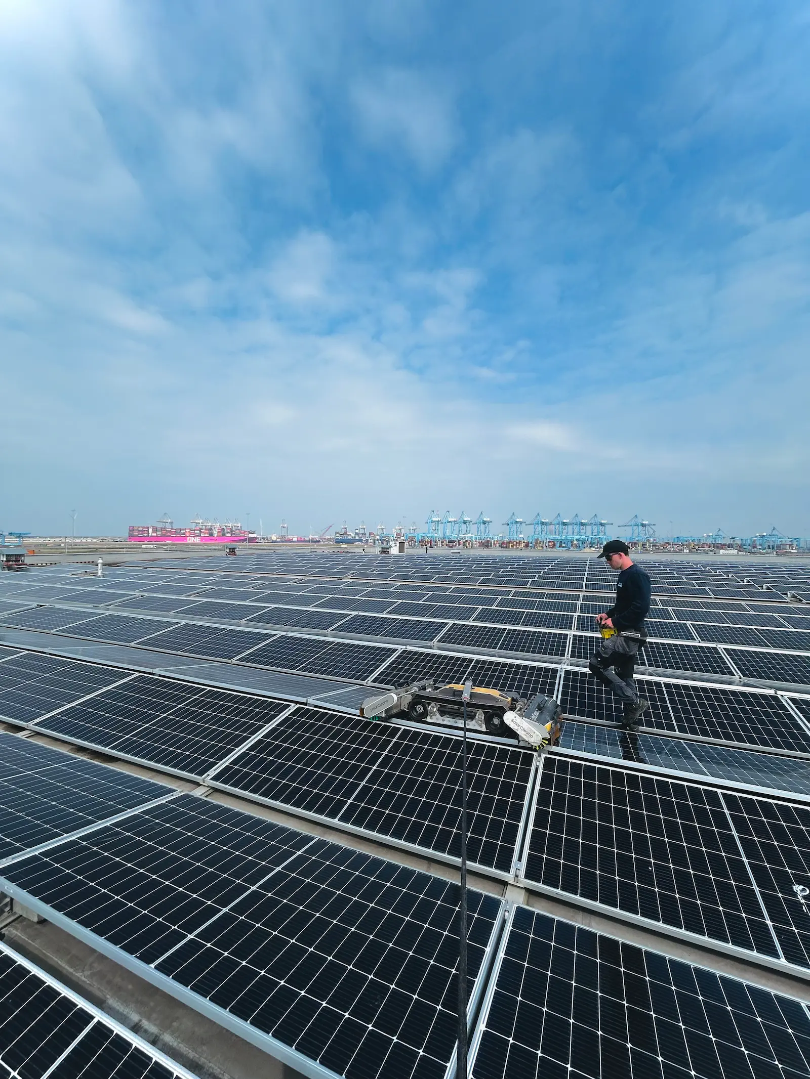 Technieker van Solarco op een groot zonnepaneeldak