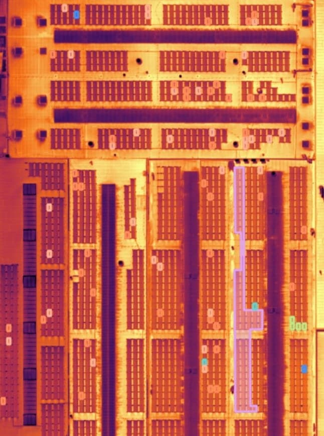 Thermografisch beeld van zonnepanelen met hotspots