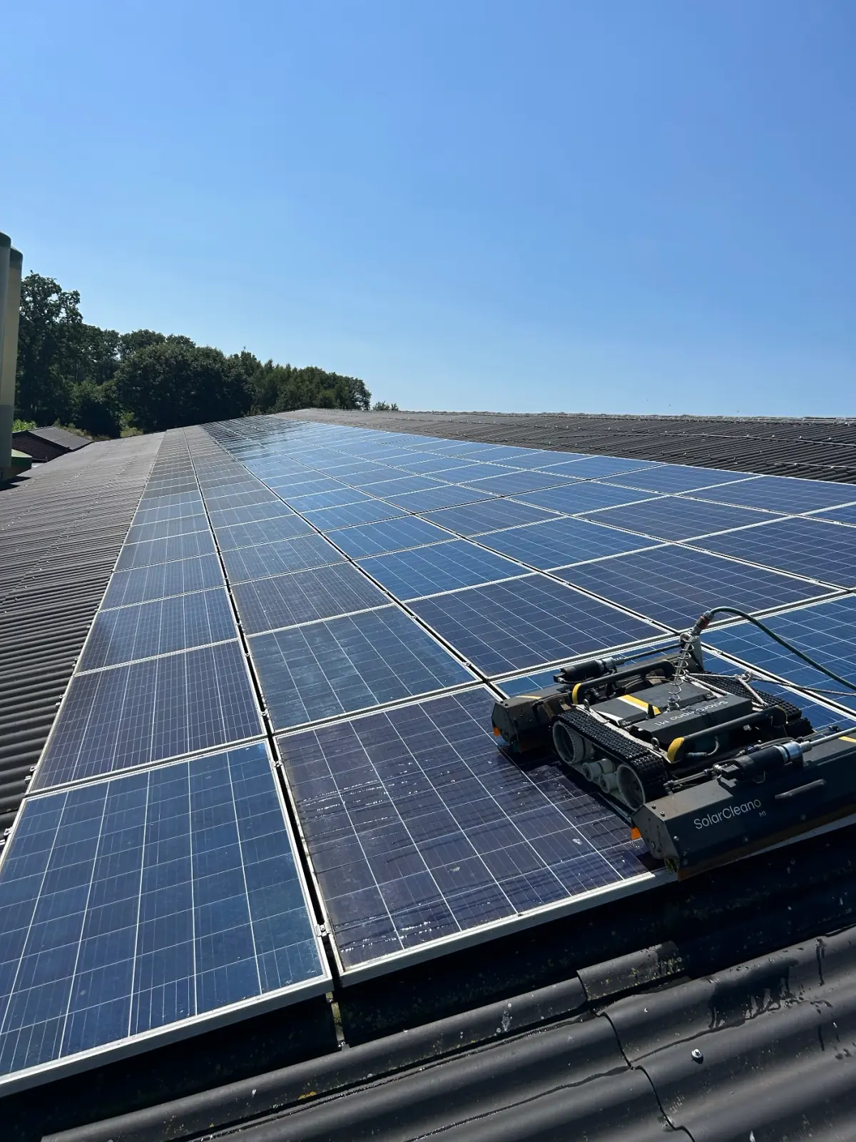 Robot de nettoyage Solarco sur le toit d’une exploitation agricole