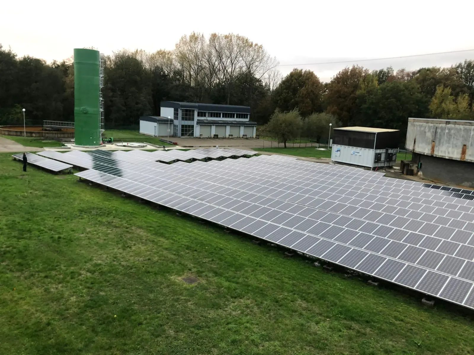 Grondgebonden zonnepanelen met netjes gemaaid gras