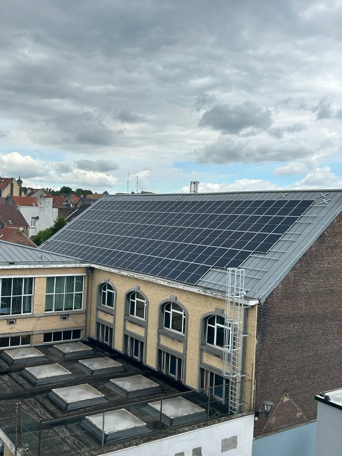 Bâtiment d’entreprise en ville avec des panneaux solaires sur le toit
