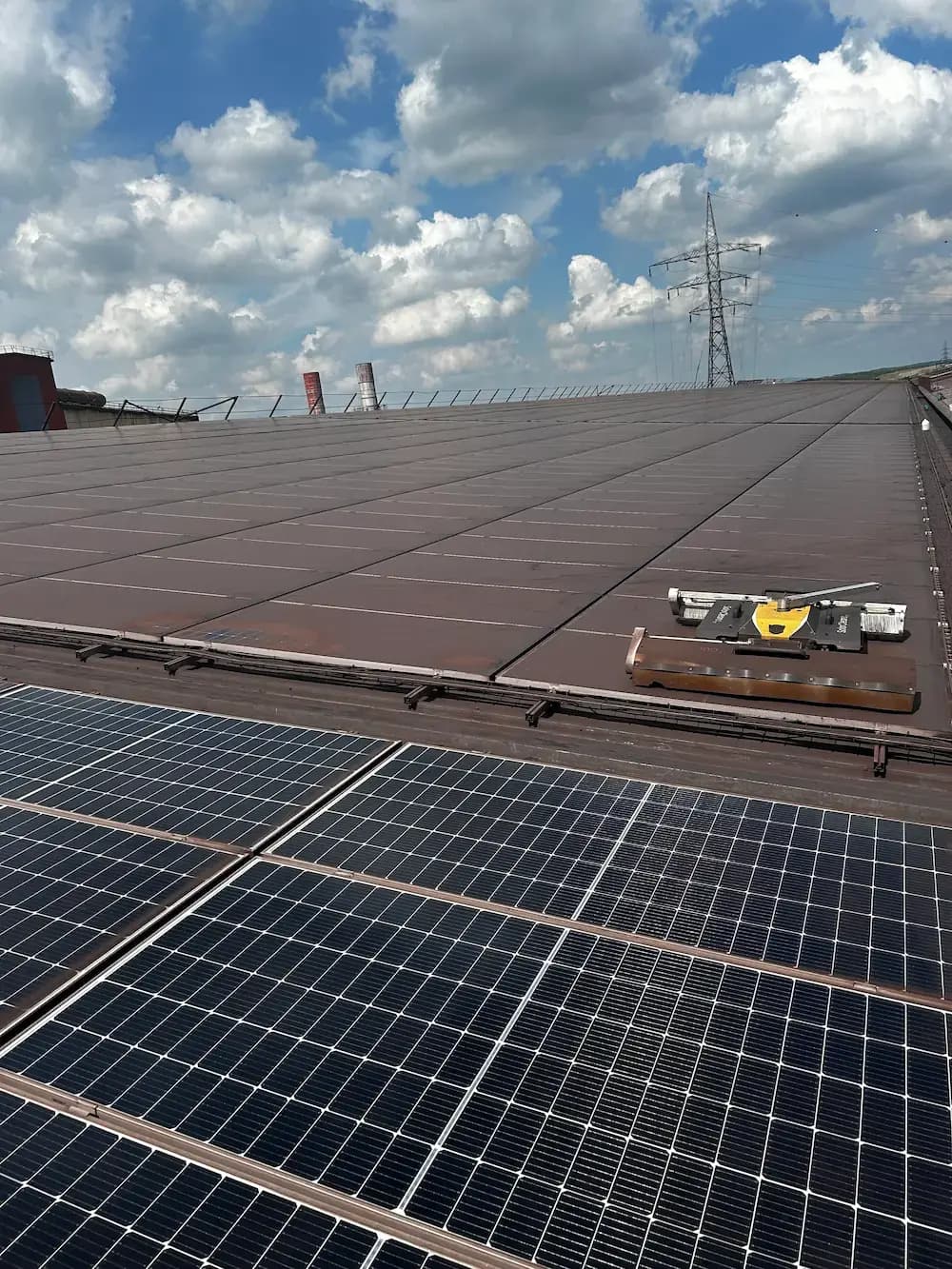 Robot de nettoyage Solarco sur un toit industriel équipé de panneaux solaires