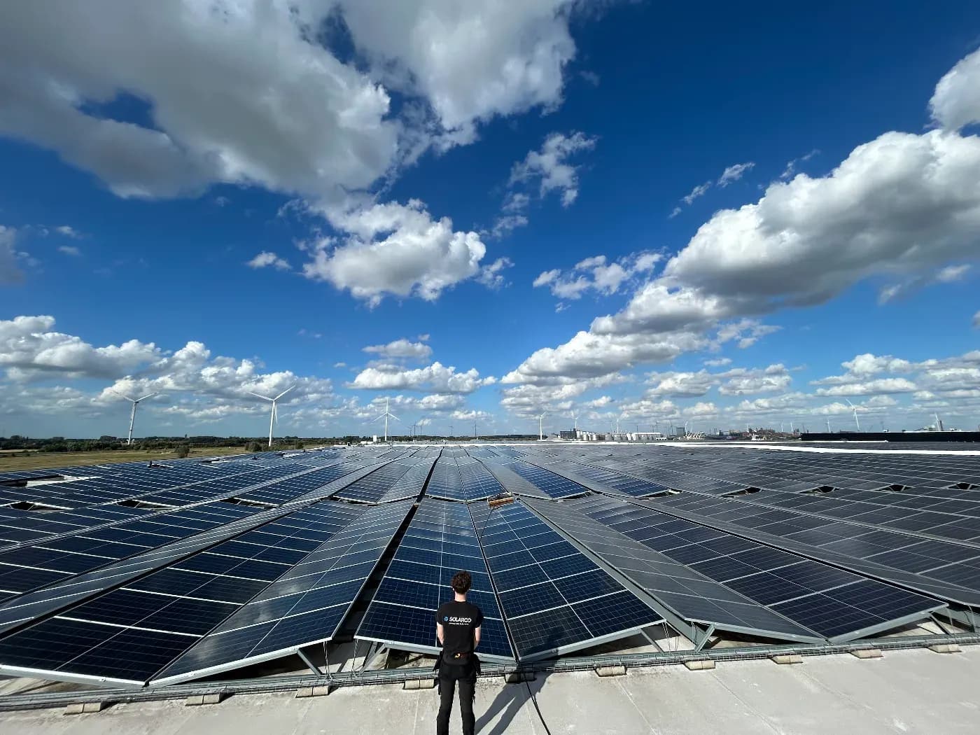 Operator op een grote dakinstallatie met zonnepanelen
