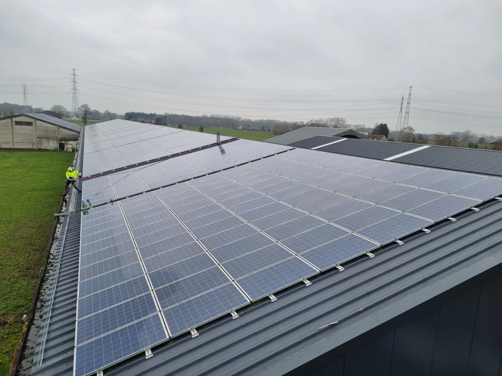 Solarmodule auf dem Dach eines landwirtschaftlichen Gebäudes